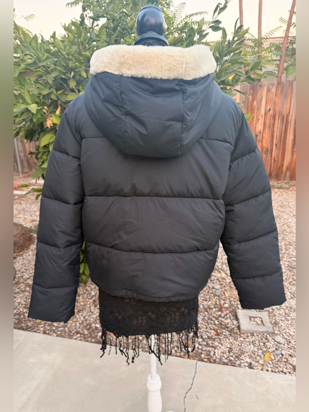 Hollister Black Puffer Jacket with Cream Faux-Fur lining inside and on the Hood - Picture 4 of 10